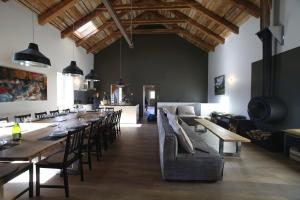 - un restaurant avec des tables et des chaises dans une salle dans l'établissement La Maison des Champs, à Saint-Agrève