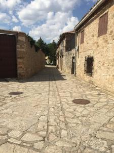 une rue vide dans un vieux bâtiment en pierre dans l'établissement Casa Rural de Jaime, à Medinaceli