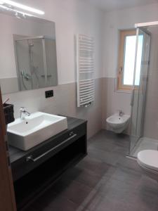 圣卡夏诺App. Villa Fraina的带水槽、淋浴和马桶的浴室