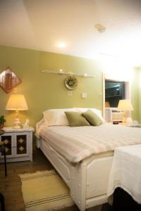 a bedroom with a large white bed in a room at Mountain Springs Nature Retreat in Kaleden