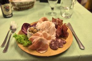 un piatto di alimenti con carne e verdure su un tavolo di Hotel Paradisia a Cogne