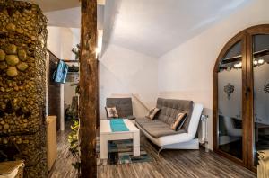 una sala de estar con un sofá y una mesa en Apartamenty Góraleczka z widokiem- pokój zabaw, en Czarna Góra