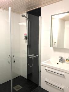
Kylpyhuone majoituspaikassa Helsinki Rentals Kirjurinkuja
