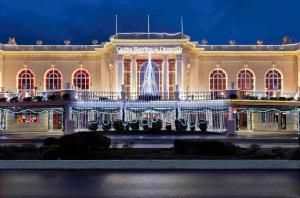 a building with a christmas tree in front of it at Les marinas vue Mer in Deauville