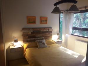 Een bed of bedden in een kamer bij La Hora del Sol Apart