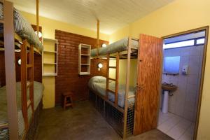 Двухъярусная кровать или двухъярусные кровати в номере La Tosca Hostel