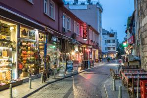 イスタンブールにあるErenler HoTeL & HosTeLの夜の店舗が並ぶ街道