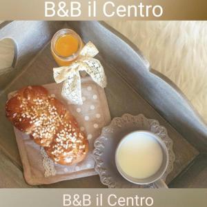 ナポリにあるB&B il Centroのパン皿と牛乳入りのトレイ