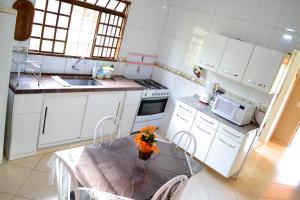 Køkken eller tekøkken på Recanto Vovô Octávio - Refúgio Encantador em meio a Natureza