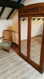 um quarto com uma porta de vidro e uma cadeira em La Casina de Felix em Alles