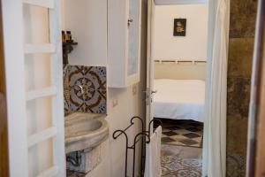 モーディカにあるThe Sicilian Escape - Garden Houseのバスルーム(洗面台、トイレ付)が備わります。