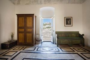 モーディカにあるThe Sicilian Escape - Garden Houseのベッドルーム1室(ベッド1台、窓付)