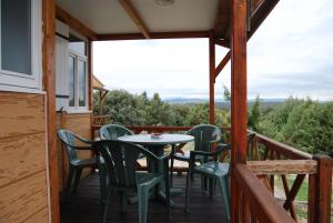 Un patio con sillas y una mesa en una terraza. en Camping El Picachuelo, en El Berrueco 37 fotos más