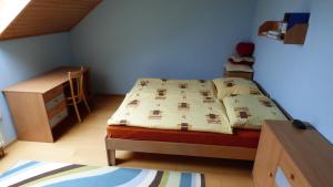 Postel nebo postele na pokoji v ubytování Dům v Mnichově Hradišti se zahradou