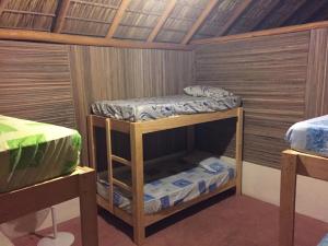 a bunk room with two bunk beds in it at Mondala Hostal Carrizalillo in Puerto Escondido
