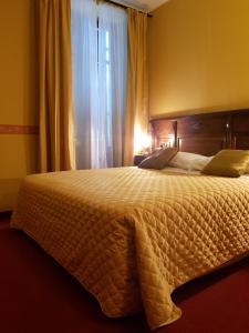 A bed or beds in a room at Hotel Damian Park Hotel Delle Magnolie