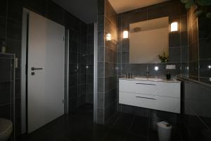 Koupelna v ubytování B&B Arlesbrunnen + 37 fotografií