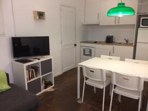 A kitchen or kitchenette at Cal Mestre - Apartament 4 pax. 1er pis