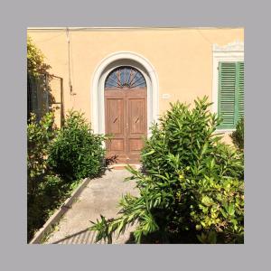 a door of a house with bushes in front of it at Le Cascine in Pisa