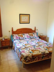 Un pat sau paturi într-o cameră la Chalet turistico Riumar