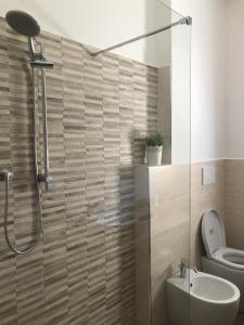 een badkamer met een douche, een toilet en een wastafel bij Alla Pieve in Bagnacavallo