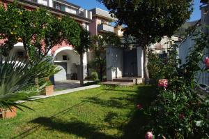 a yard of a house with grass and flowers at La magnolia B&B in Baronissi