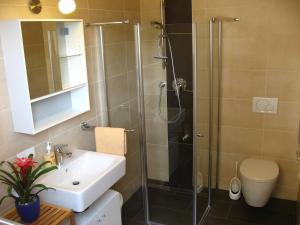 A bathroom at Apart Panoramablick