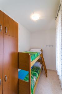 ビビオーネにあるApartment in Bibione 24558のベッドルーム1室(二段ベッド付)