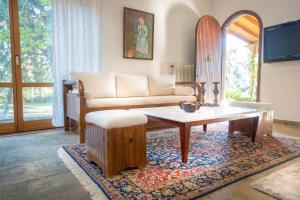 a living room with a couch and a coffee table at Villa Umami in Makri
