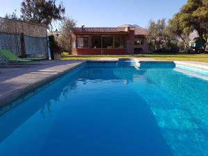 Swimming pool sa o malapit sa Parcela Del Desierto