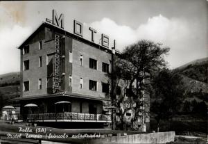 une photo en noir et blanc d'un bâtiment dans l'établissement Motel Tempio, à Polla