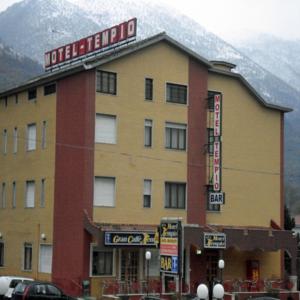 un bâtiment d'hôtel avec un panneau en haut dans l'établissement Motel Tempio, à Polla
