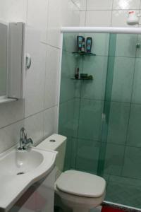 y baño con ducha, aseo y lavamanos. en Casa da Val en Morro de São Paulo