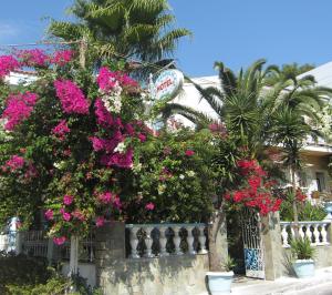 Ein Garten an der Unterkunft Sandalis Hotel