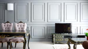 een woonkamer met een tafel en een tv bij Zetter Suites @ Cameron in Cameron Highlands