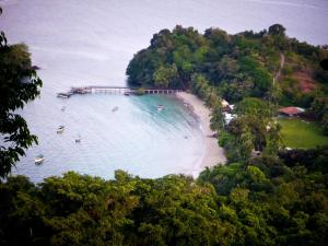 eine Luftansicht auf einen Strand mit Booten im Wasser in der Unterkunft Hotel Brisa Mar in Santa Catalina