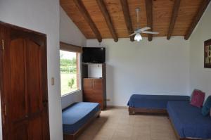 1 dormitorio con 2 camas y ventilador de techo en Cabañas Los Viñedos en San Rafael