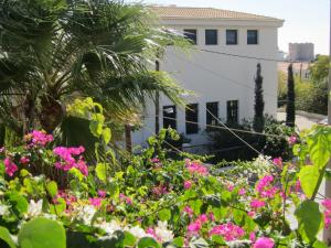 Ein Garten an der Unterkunft Sandalis Hotel