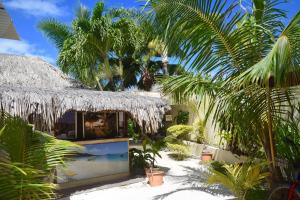 un complejo con piscina y palmeras en Village Temanuata en Bora Bora