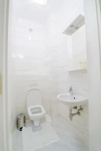 リヴィウにあるModern apartment in 10 min from city centerの白いバスルーム(トイレ、シンク付)