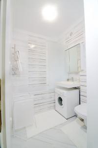 リヴィウにあるModern apartment in 10 min from city centerの白いバスルーム(洗濯機、シンク付)