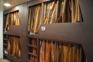 ウラジオストクにあるホステル コレジ ナ ナロードノムの番号のカーテン