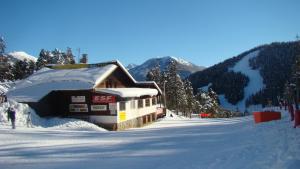 ヴァルドゥブロールにあるLa Maison de Josephineのスキー場雪の建物
