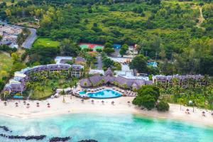 uma vista aérea da praia no resort em Sands Suites Resort & Spa em Flic-en-Flac