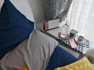 サイバージャヤにある1-2 Guests, HBO-GO TV, Located High Level, Quiet-Studio Home, Cybersquare in Cyberjaya, Flexihome-MYのベッド(青い掛け布団、サイドテーブル付) +61枚の写真