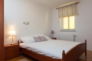 A bed or beds in a room at Guest House Pod Grebenom
