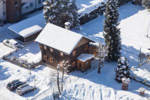 フラッハウにあるBoahäuslの雪に覆われた家屋の空見