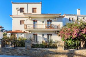 Gallery image of ANTONIOS Skopelos studios apartments in Skopelos Town