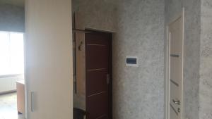 ゲレンジークにあるApartments on Gornayaの茶色のドアが付いた廊下