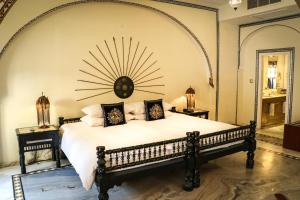 Ένα ή περισσότερα κρεβάτια σε δωμάτιο στο The Raj Palace (Small Luxury Hotels of the World)